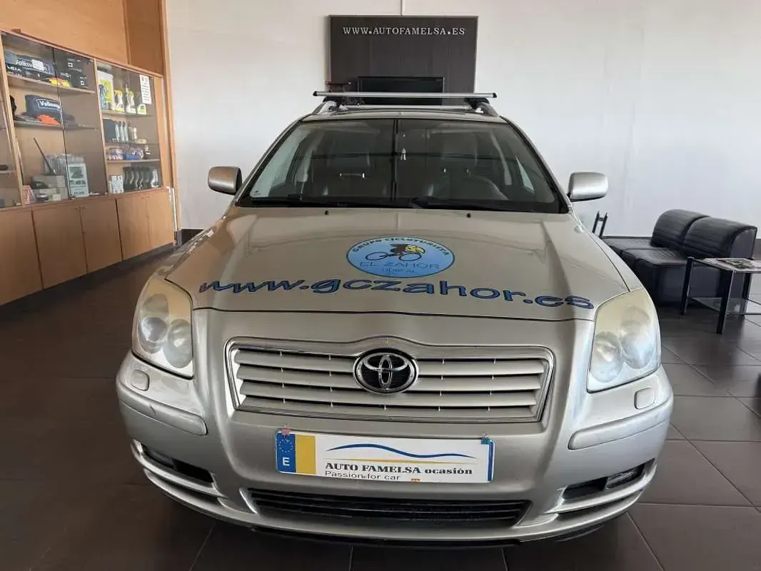 Usado Toyota Avensis Executive 177 CV (130 kW) 2005 Beige Familiar