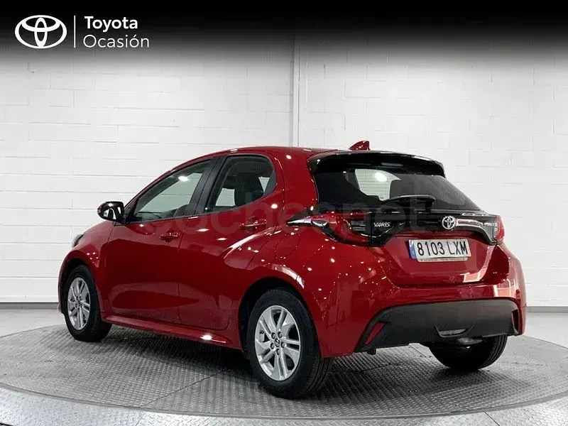 Usado Toyota Yaris Hybrid Active 116 CV (85 kW) 2022 Rojo Berlina