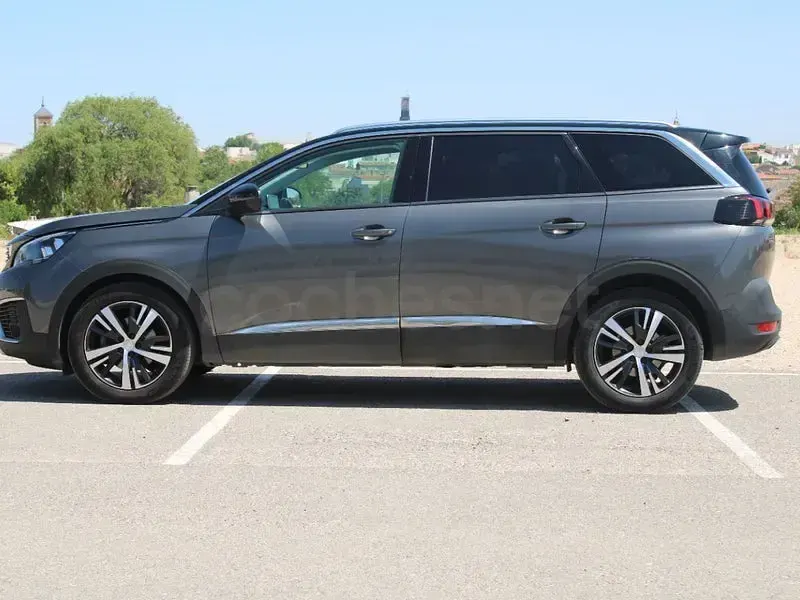Usado Peugeot 5008 Allure 130 CV (95 kW) 2018 Gris / plata SUV
