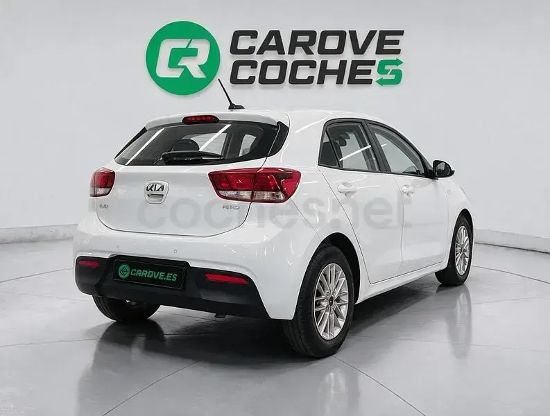 Usado Kia Rio 84 CV (61 kW) 2023 Granate Berlina