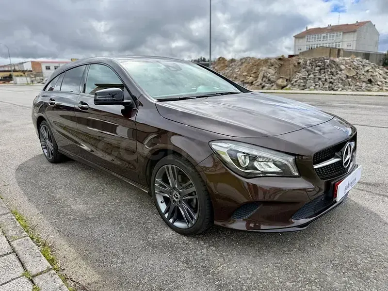 Usado Mercedes CLA180 Shooting Brake 122 CV (89 kW) 2018 Marrón Familiar
