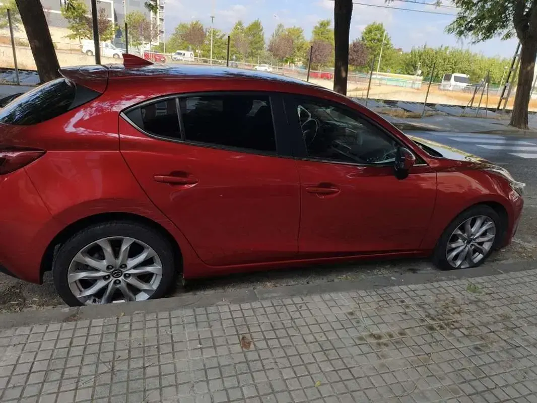 Usado Mazda 3 Comfort 105 CV (77 kW) 2016 Rojo Utilitario