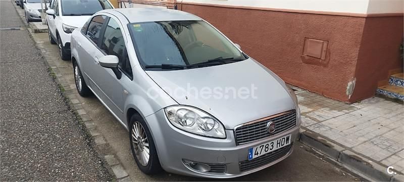 Usado Fiat Linea Dynamic 120 CV (88 kW) 2011 Gris / plata Berlina