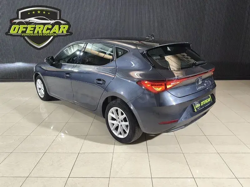 Usado Seat Leon Reference 115 CV (84 kW) 2022 Gris / plata Berlina