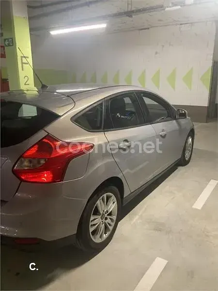 Usado Ford Focus Trend 125 CV (91 kW) 2014 Gris / plata Berlina