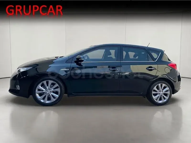 Usado Toyota Auris Hybrid Active 136 CV (100 kW) 2013 Negro Berlina
