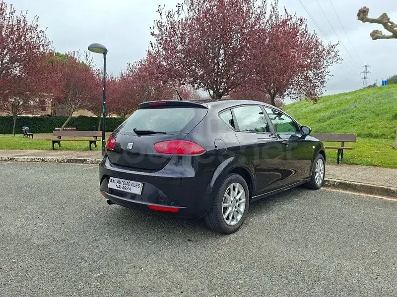 Usado Seat Leon Reference 105 CV (77 kW) 2010 Negro Utilitario