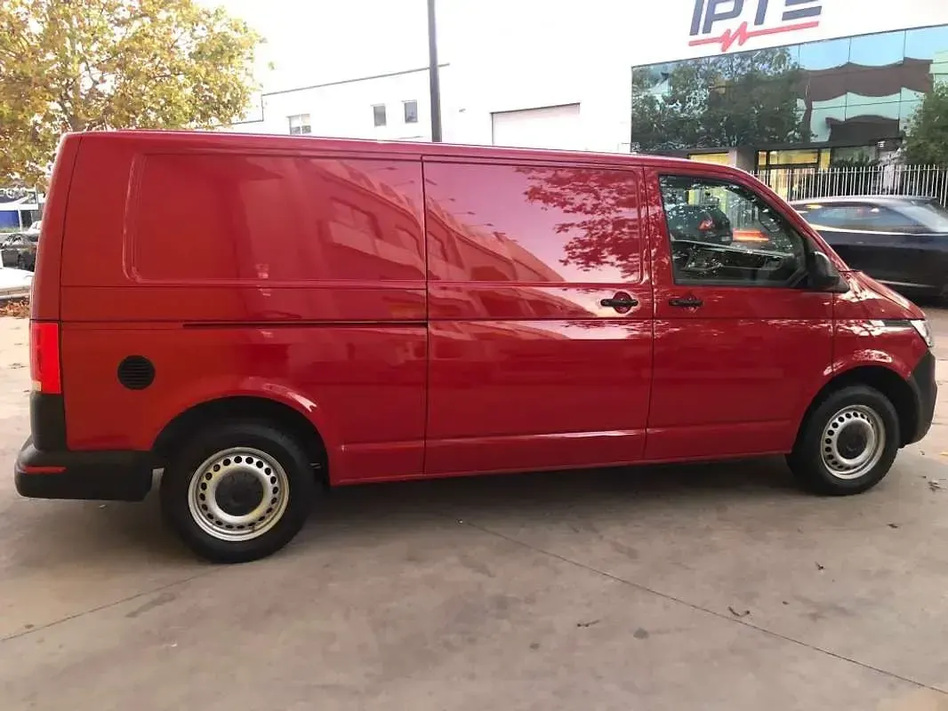 Usado VW Transporter 150 CV (110 kW) 2021 Rojo Van