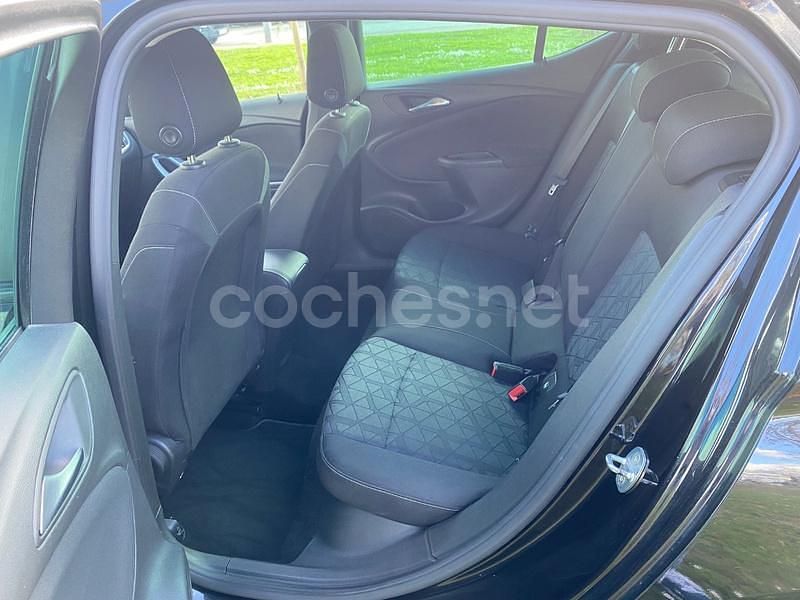 Usado Opel Astra Dynamic 110 CV (80 kW) 2019 Negro Berlina