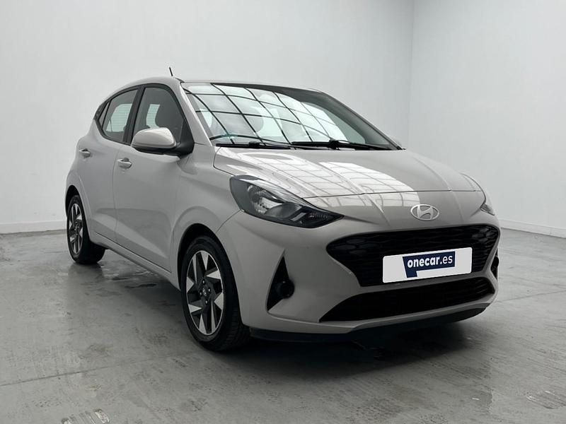 Usado Hyundai i10 67 CV (49 kW) 2023 Gris Utilitario