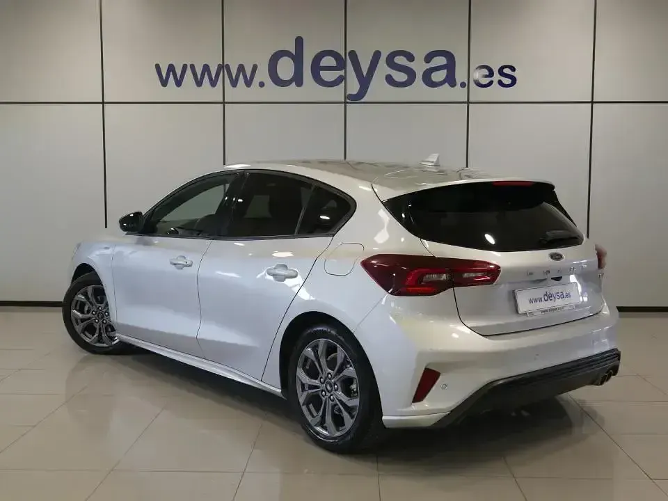 Käytetty Ford Focus ST-Line 155 HP (114 kW) 2023 Harmaa Sedan