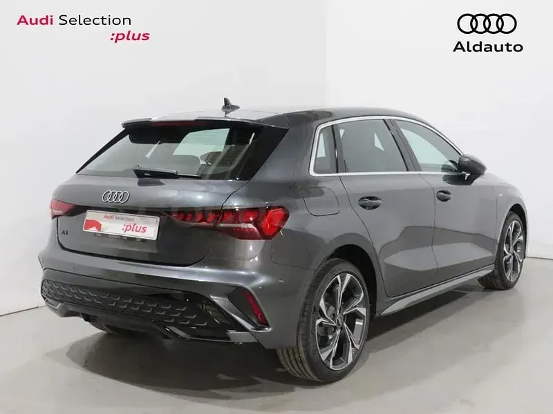 Usado Audi A3 204 CV (150 kW) 2025 Gris / plata Berlina