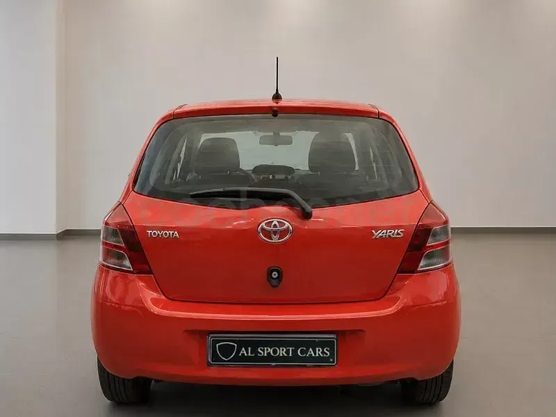 Usado Toyota Yaris Connect Style 101 CV (74 kW) 2010 Rojo Utilitario