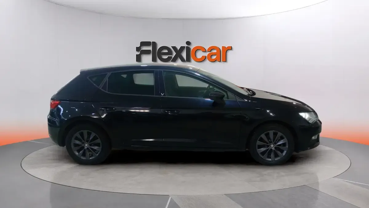 Usado Seat Leon Style 130 CV (95 kW) 2019 Negro Berlina