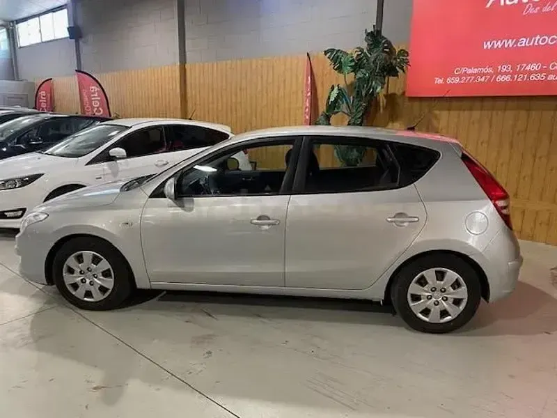 Usado Hyundai i30 Classic 90 CV (66 kW) 2009 Gris / plata Berlina