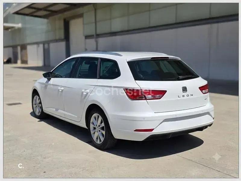 Usado Seat Leon ST Style 130 CV (95 kW) 2020 Blanco Familiar