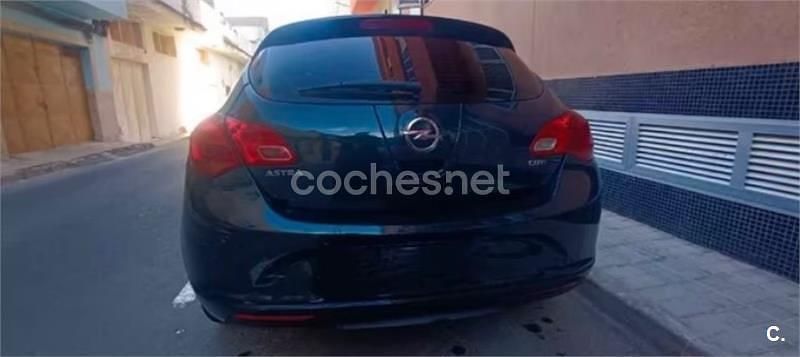 Usado Opel Astra Selective 110 HP (80 kW) 2013 Azul Sedan
