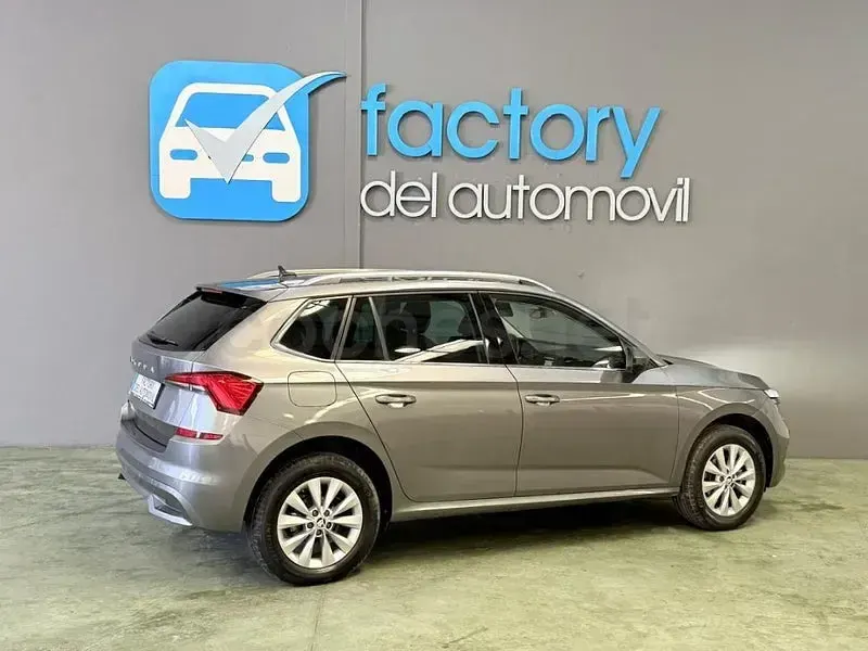 Usado Skoda Kamiq Ambition 110 CV (80 kW) 2022 Gris / plata SUV
