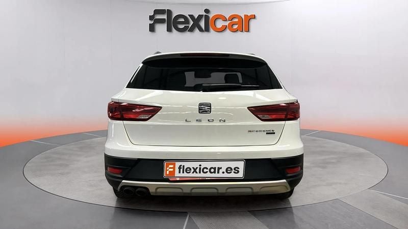 Usado Seat Leon ST Style 150 CV (110 kW) 2018 Blanco Familiar