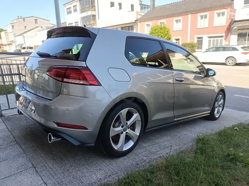 Usado VW Golf VII GTI 230 CV (169 kW) 2018 Gris / plata Berlina