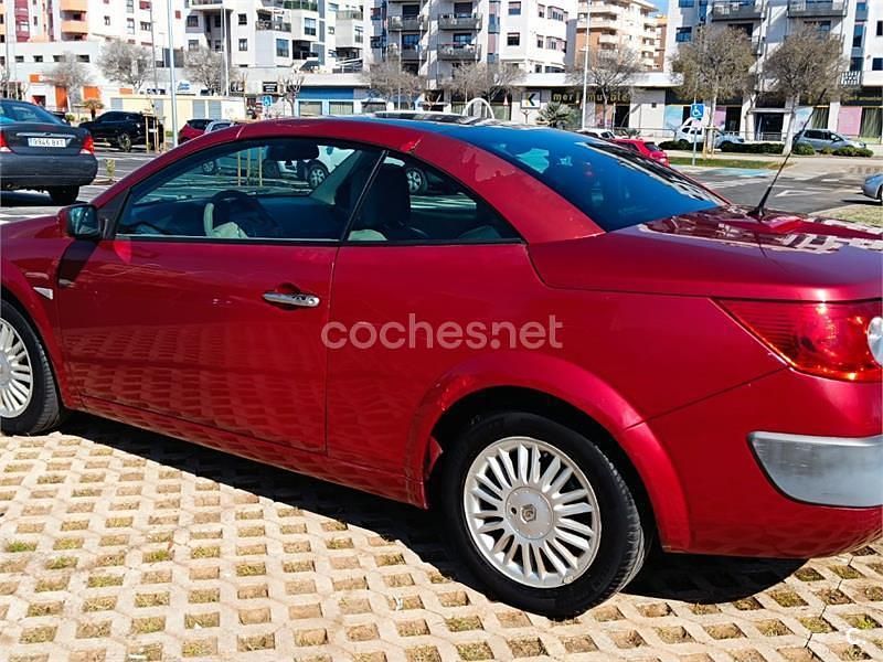 Usado Renault Mégane Cabriolet Privilege 120 CV (88 kW) 2006 Rojo Descapotable