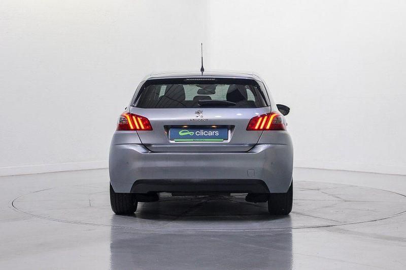 Usado Peugeot 308 Style 110 CV (80 kW) 2018 Gris / plata Berlina