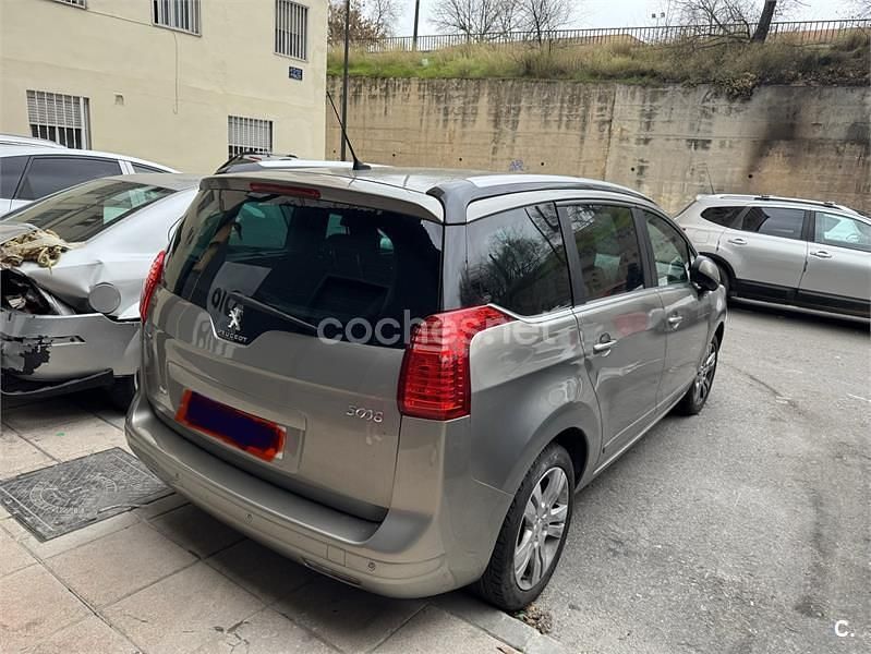 Usado Peugeot 5008 Style 130 HP (95 kW) 2016 Cinzento Monovolume