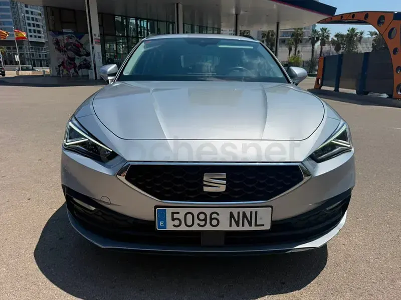Usado Seat Leon FR 150 CV (110 kW) 2023 Gris / plata Familiar