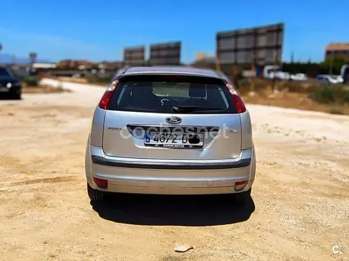 Usado Ford Focus Trend 109 CV (80 kW) 2005 Blanco Berlina