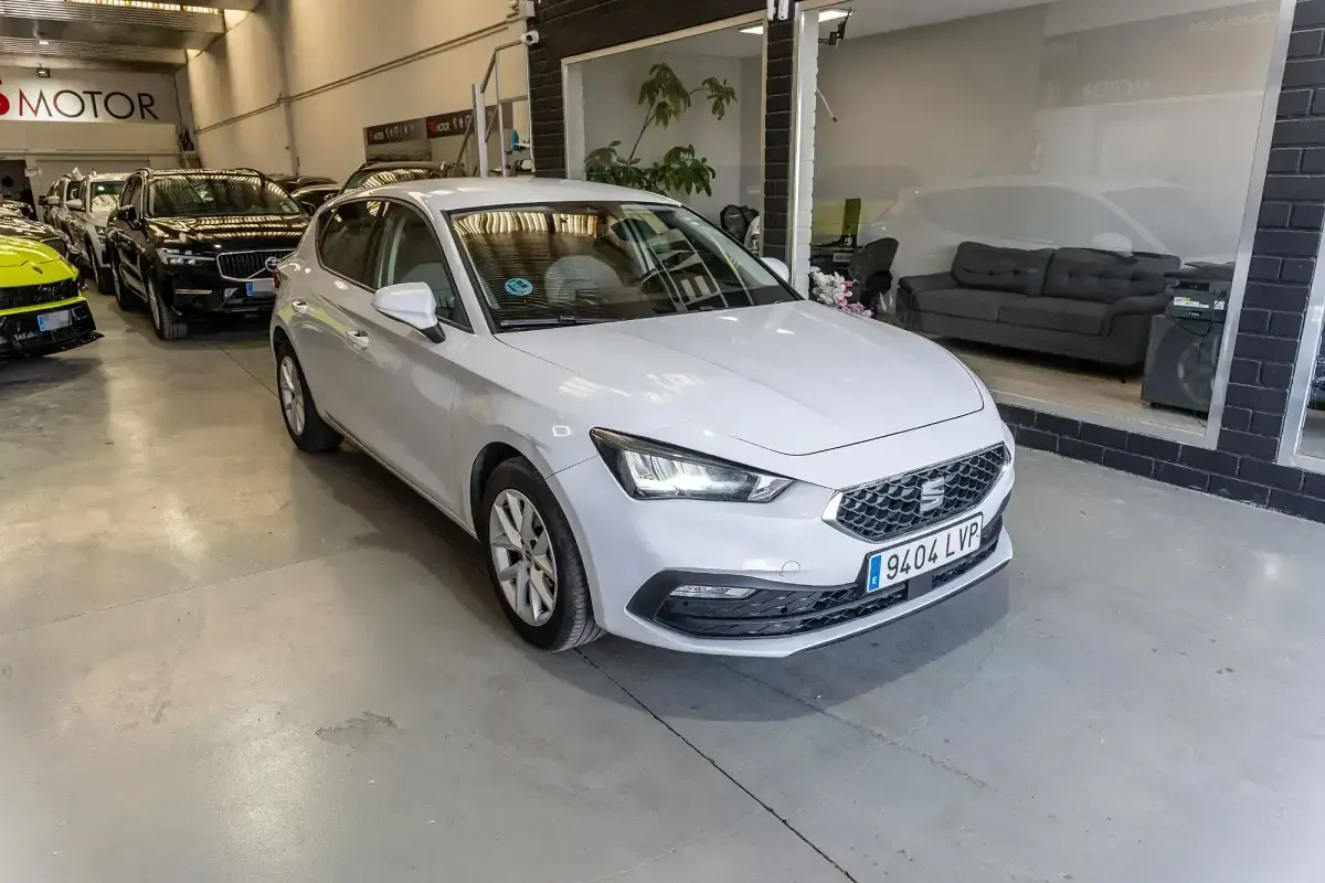 Usado Seat Leon Style 110 HP (80 kW) 2022 Branco Sedan