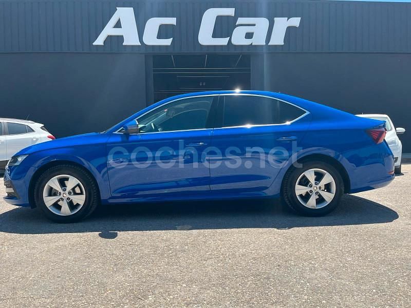 Azul Usado 2021 Skoda Octavia Ambition Berlina | 17.500 € (Precio justo) - Imagen 1/4