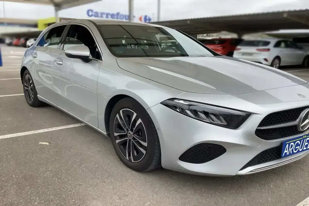 Usado Mercedes A200 163 CV (119 kW) 2023 Plateado Utilitario