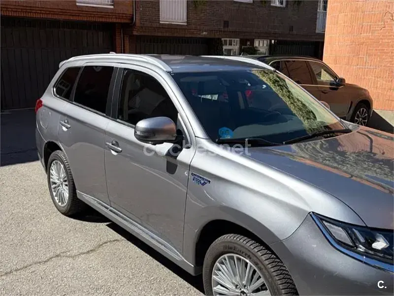 Usado Mitsubishi Outlander P-HEV 224 CV (164 kW) 2019 Gris / plata SUV