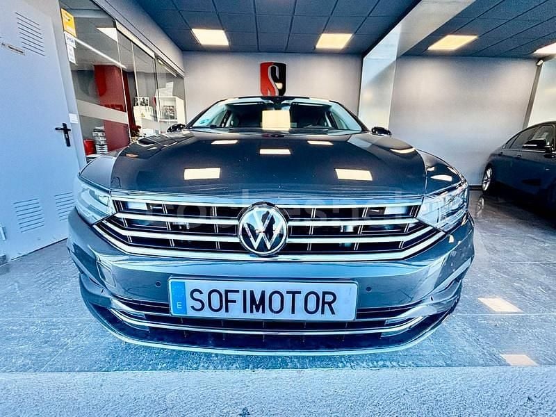 Usado VW Passat Executive 150 CV (110 kW) 2021 Gris / plata Berlina