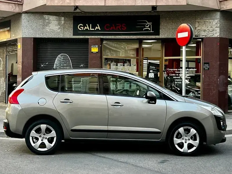 Usado Peugeot 3008 Premium 112 CV (82 kW) 2011 Gris / plata Familiar