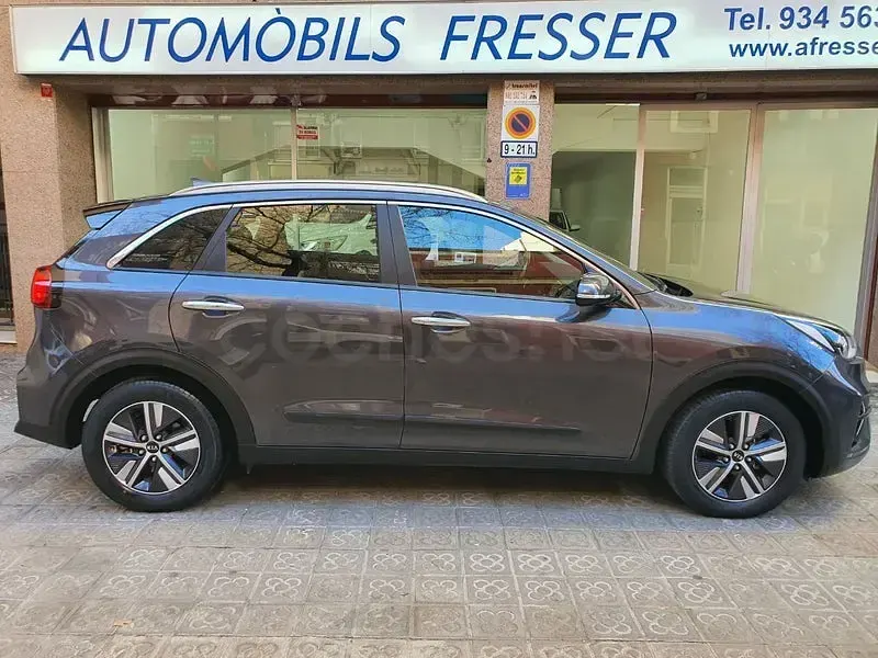 Usado Kia Niro 141 CV (103 kW) 2022 Gris / plata SUV