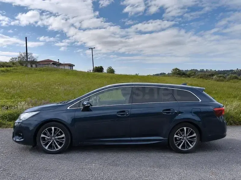 Usado Toyota Avensis Advance 143 CV (105 kW) 2016 Azul Familiar