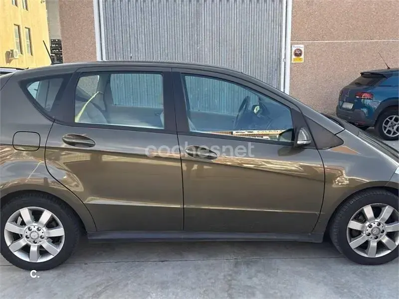 Usado Mercedes A180 Avantgarde 109 CV (80 kW) 2010 Marrón Monovolumen