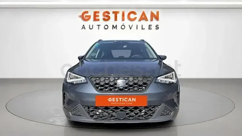 Usado Seat Arona Style 110 CV (80 kW) 2023 Gris / plata SUV