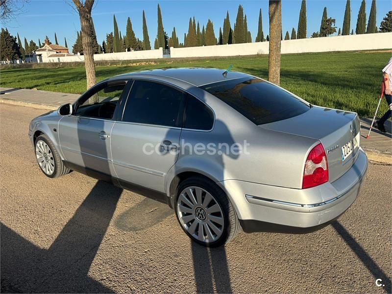 Usado VW Passat Highline 130 CV (95 kW) 2002 Gris / plata Berlina