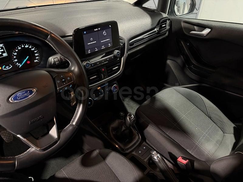 Usado Ford Fiesta Active 85 CV (62 kW) 2018 Gris / plata Utilitario