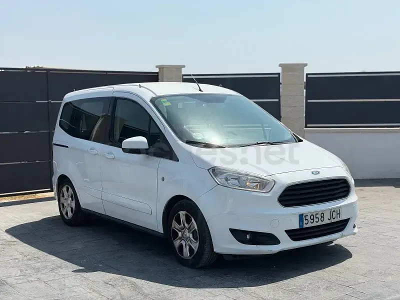 Usado Ford Tourneo Courier Trend 75 CV (55 kW) 2015 Blanco Monovolumen
