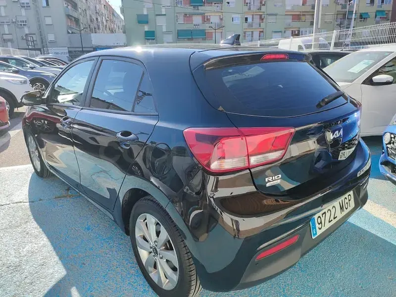 Usado Kia Rio 100 CV (73 kW) 2023 Negro Berlina