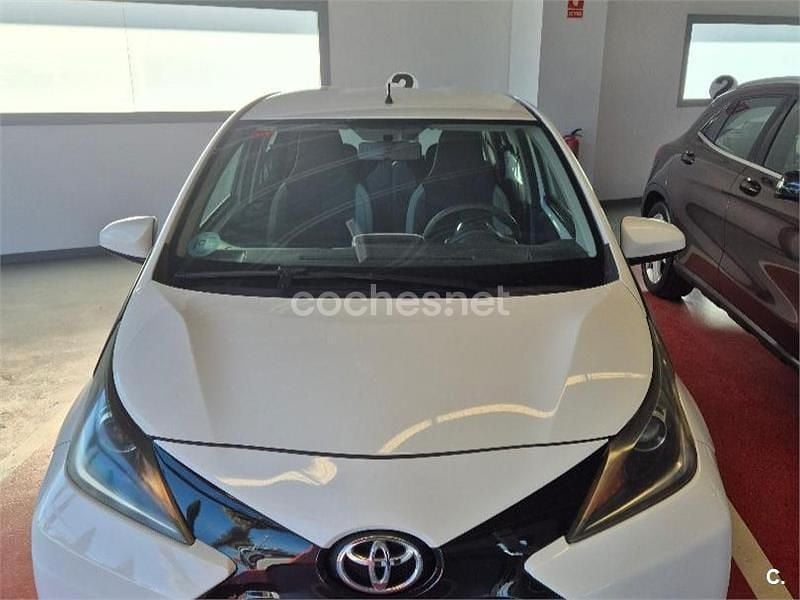 Usado Toyota Aygo X-play 69 CV (50 kW) 2016 Blanco Utilitario