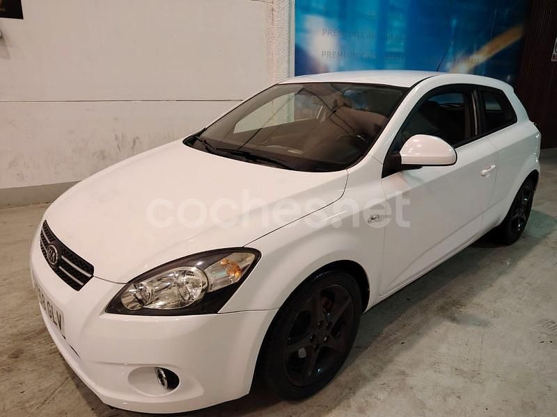 Blanco Usado 2009 Kia ProCeed Berlina | 2990 € (Precio justo) - Imagen 1/4