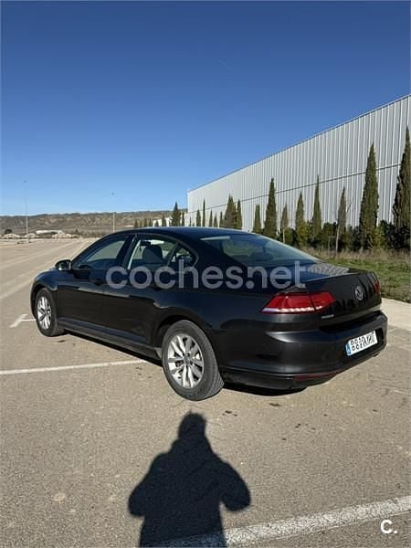 Usado VW Passat Advance 120 CV (88 kW) 2018 Negro Berlina