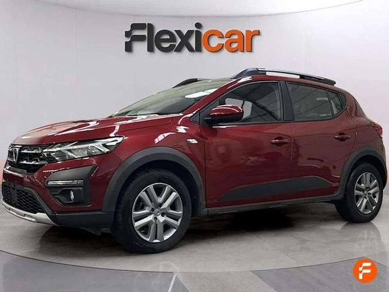 Usado Dacia Sandero Comfort 91 CV (66 kW) 2022 Rojo Utilitario