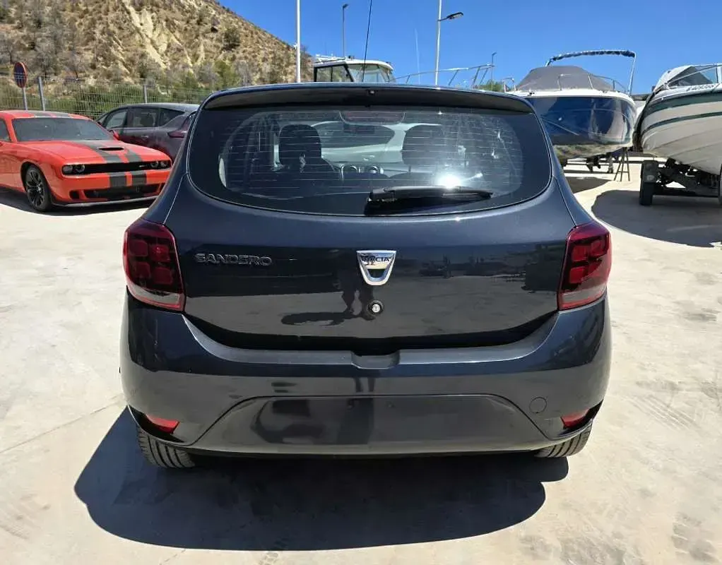 Usado Dacia Sandero Acces 75 CV (55 kW) 2018 Negro Utilitario