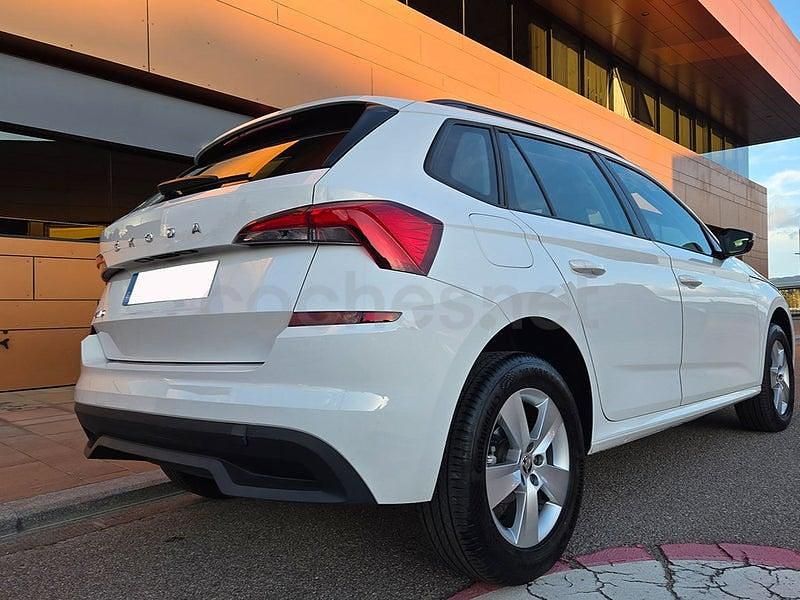 Usado Skoda Kamiq Active 95 CV (69 kW) 2022 Blanco SUV