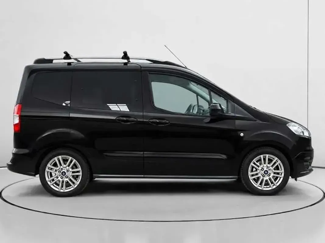 Usado Ford Tourneo Courier Titanium 102 CV (75 kW) 2017 Negro Monovolumen